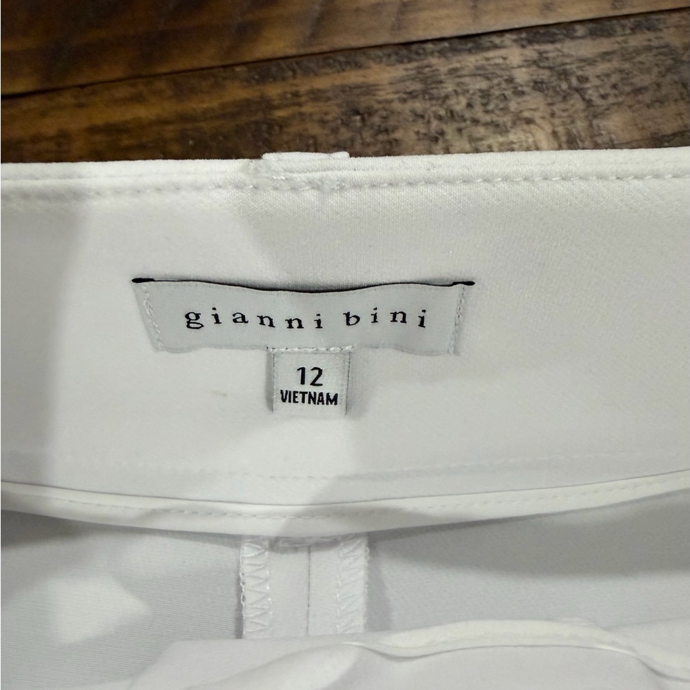 Gianni Bini White Pleated High-Rise Belted Shorts size 12 - Picture 2 of 5